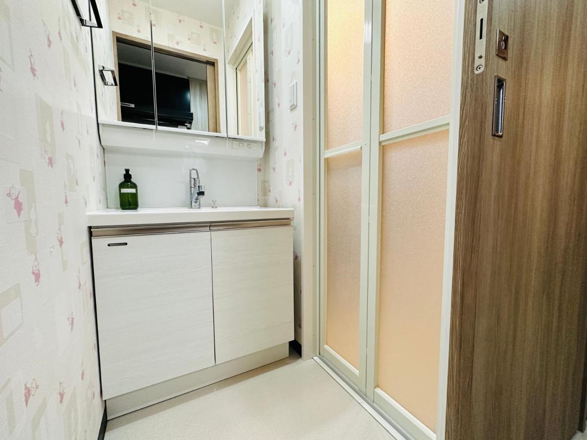 Apartment 1102黒門市場1分!道頓堀まで徒歩8分!心斎橋まで徒歩9分!関西空港とusj直行電車バスあり *